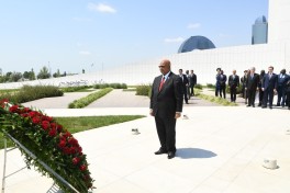 Zimbabve Milli Assambleyasının sədri Fəxri xiyabanda və Zəfər parkında olub