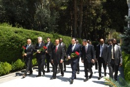 Zimbabve Milli Assambleyasının sədri Fəxri xiyabanda və Zəfər parkında olub