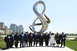 Zimbabve Milli Assambleyasının sədri Fəxri xiyabanda və Zəfər parkında olub