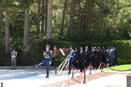 Zimbabve Milli Assambleyasının sədri Fəxri xiyabanda və Zəfər parkında olub