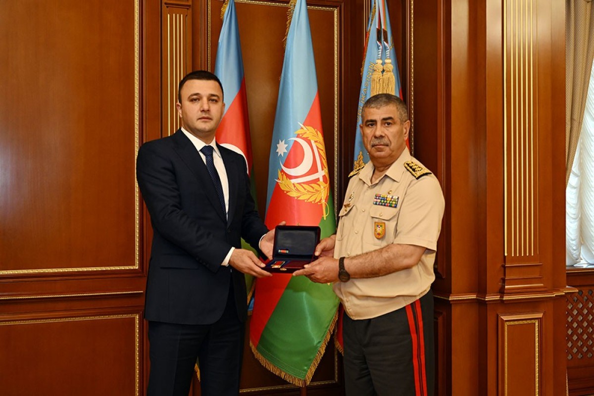 MN-in baş direktoru və bir qrup hərbçi təltif edilib