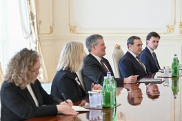 Prezident İlham Əliyev ABŞ Senatının Xarici Əlaqələr Komitəsinin üzvünü qəbul edib