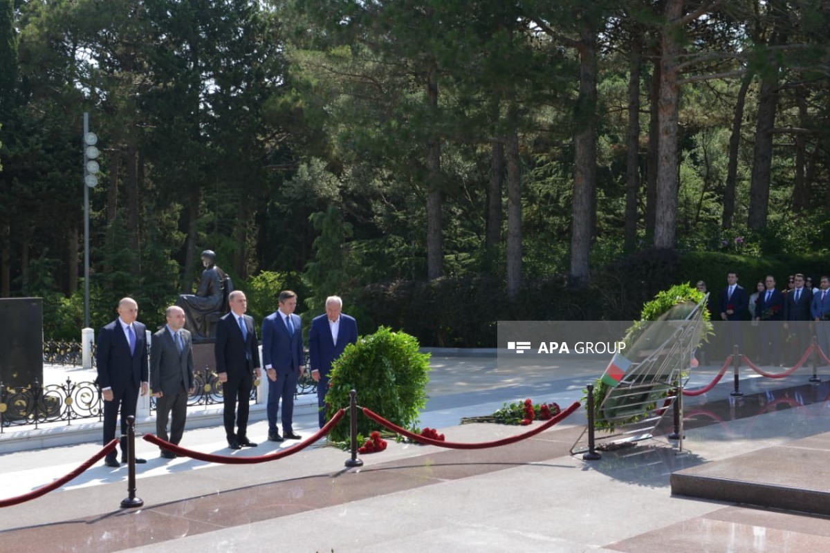 XİN-in rəhbər heyəti Fəxri xiyabanı ziyarət edib - <span class="red_color">FOTO