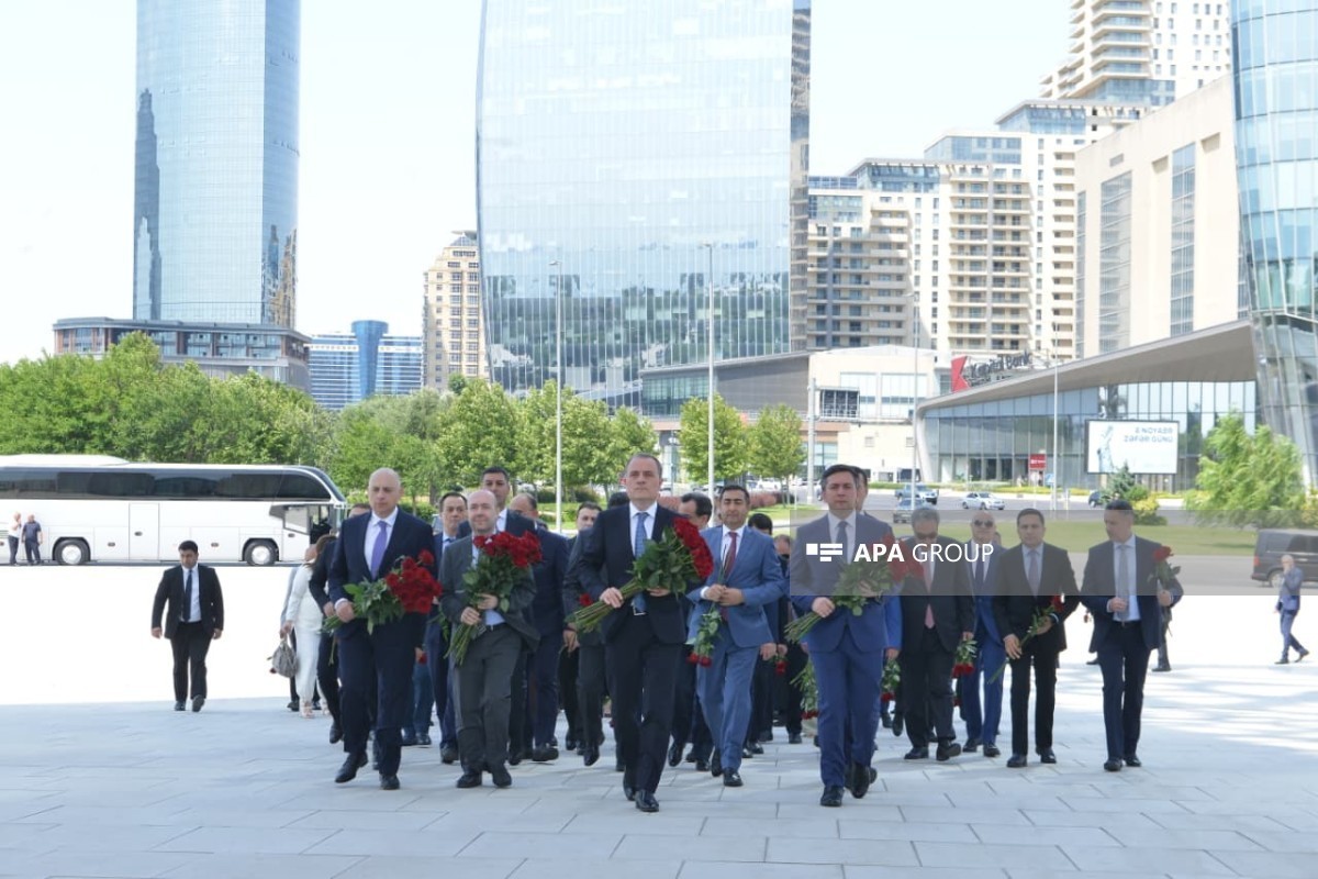 Foreign Ministry staff visit Victory Monument - <span class="red_color">PHOTO
