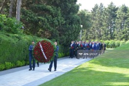 XİN-in rəhbər heyəti Fəxri xiyabanı ziyarət edib - FOTO 