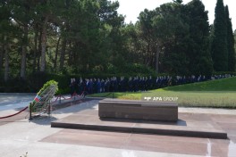 XİN-in rəhbər heyəti Fəxri xiyabanı ziyarət edib - FOTO 