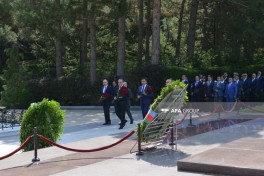 XİN-in rəhbər heyəti Fəxri xiyabanı ziyarət edib - FOTO 