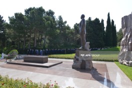 XİN-in rəhbər heyəti Fəxri xiyabanı ziyarət edib - FOTO 