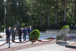 XİN-in rəhbər heyəti Fəxri xiyabanı ziyarət edib - FOTO 