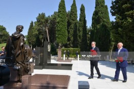 XİN-in rəhbər heyəti Fəxri xiyabanı ziyarət edib - FOTO 