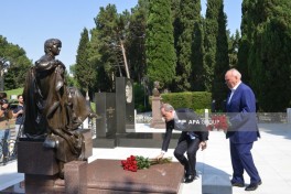 XİN-in rəhbər heyəti Fəxri xiyabanı ziyarət edib - FOTO 