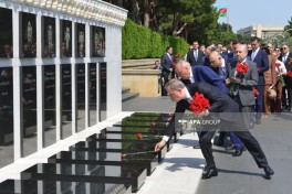 Xarici İşlər Nazirliyinin kollektivi Şəhidlər xiyabanını ziyarət edib - FOTO 