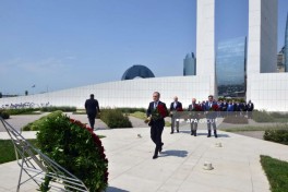 Xarici İşlər Nazirliyinin kollektivi Zəfər abidəsini ziyarət edib - FOTO 