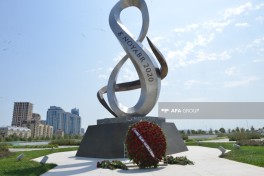 Xarici İşlər Nazirliyinin kollektivi Zəfər abidəsini ziyarət edib - FOTO 