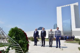 Xarici İşlər Nazirliyinin kollektivi Zəfər abidəsini ziyarət edib - FOTO 