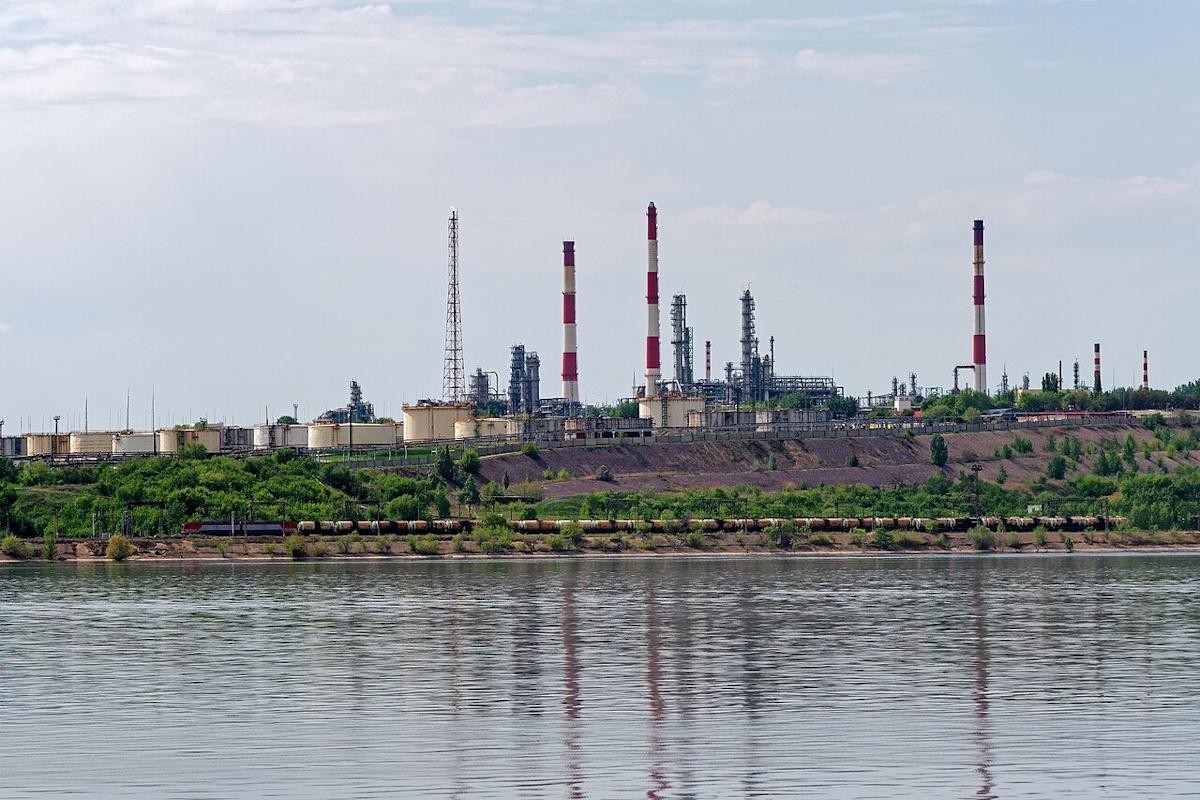 Reuters: Rusiya dron zərbəsindən sonra Saratov neft emalı zavodunun işini dayandırıb