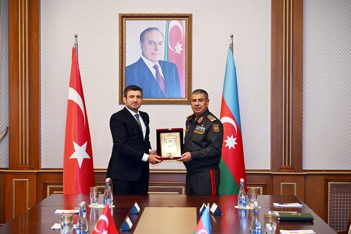 Azerbaijan Minister of Defense meets with Baykar’s Chairman of the Board