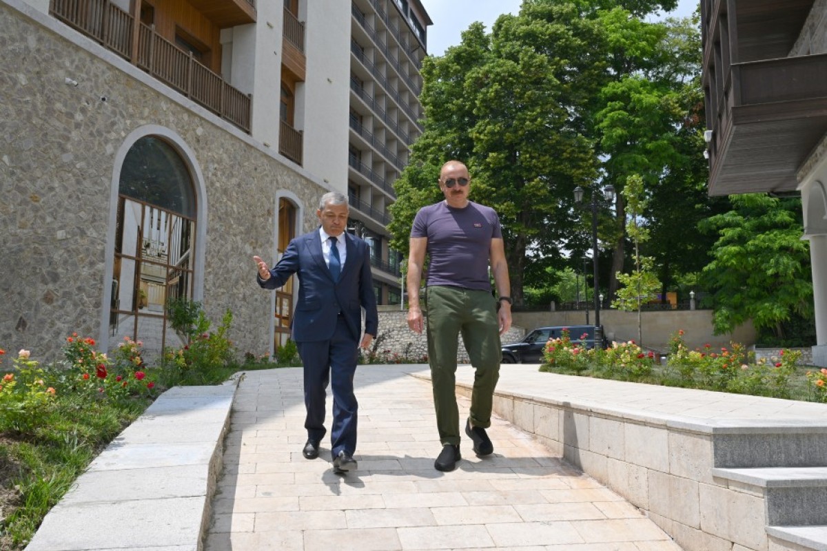 Prezident Şuşanın Qarabağ küçəsində həyata keçirilmiş işlərlə tanış olub