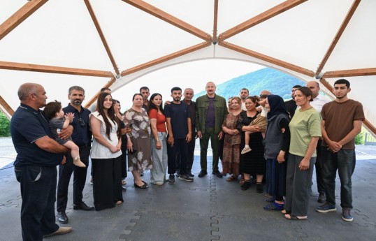 Prezident İlham Əliyev Şuşanın Kiçik Qaladərəsi kəndində görülən işlərlə tanış olub və kəndə qayıdan sakinlərlə görüşüb - FOTO 