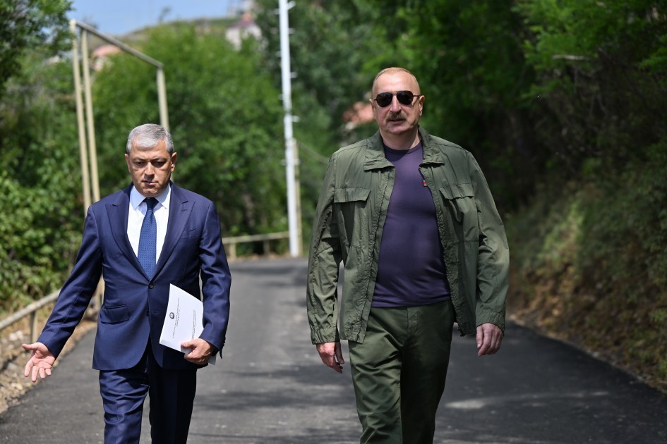 Prezident İlham Əliyev Şuşanın Kiçik Qaladərəsi kəndində görülən işlərlə tanış olub və kəndə qayıdan sakinlərlə görüşüb - FOTO 