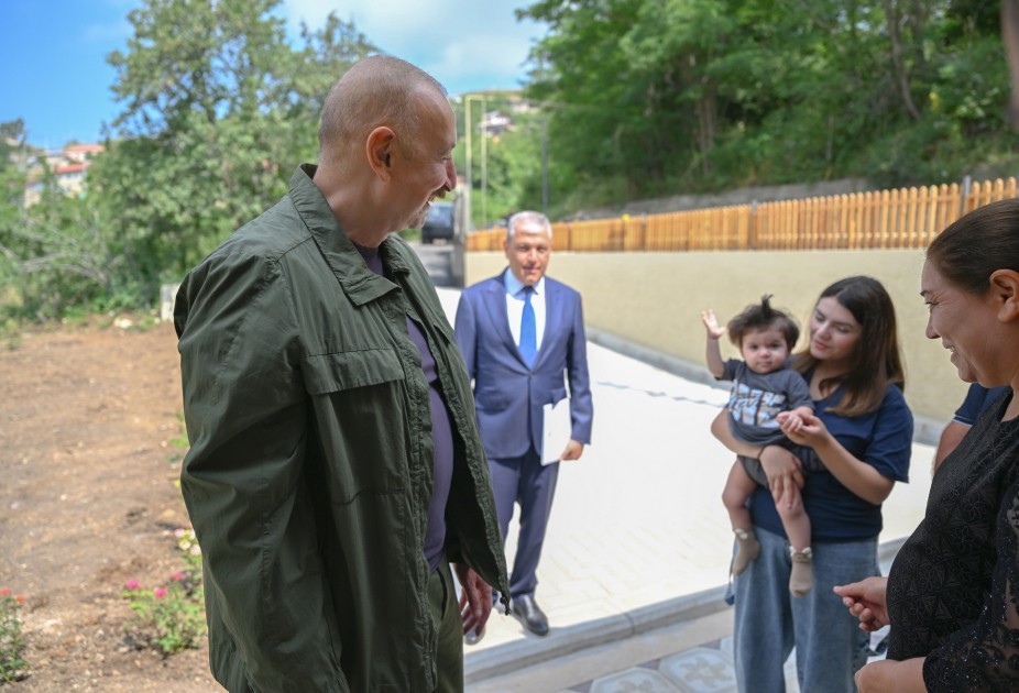 Prezident İlham Əliyev Şuşanın Kiçik Qaladərəsi kəndində görülən işlərlə tanış olub və kəndə qayıdan sakinlərlə görüşüb - FOTO 