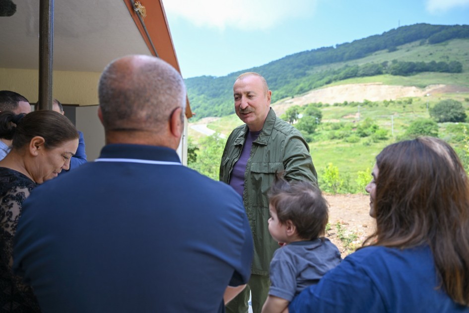 Prezident İlham Əliyev Şuşanın Kiçik Qaladərəsi kəndində görülən işlərlə tanış olub və kəndə qayıdan sakinlərlə görüşüb - FOTO 