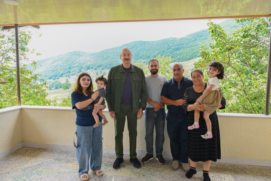 Prezident İlham Əliyev Şuşanın Kiçik Qaladərəsi kəndində görülən işlərlə tanış olub və kəndə qayıdan sakinlərlə görüşüb - FOTO 