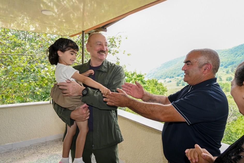 Prezident İlham Əliyev Şuşanın Kiçik Qaladərəsi kəndində görülən işlərlə tanış olub və kəndə qayıdan sakinlərlə görüşüb - FOTO 