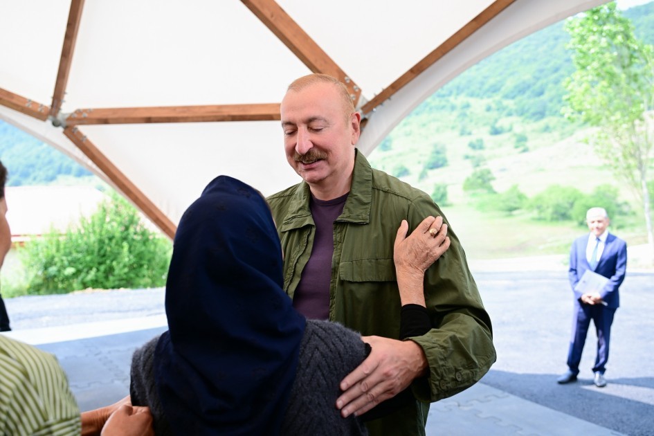 Prezident İlham Əliyev Şuşanın Kiçik Qaladərəsi kəndində görülən işlərlə tanış olub və kəndə qayıdan sakinlərlə görüşüb - FOTO 