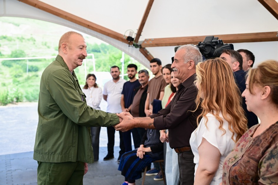 Prezident İlham Əliyev Şuşanın Kiçik Qaladərəsi kəndində görülən işlərlə tanış olub və kəndə qayıdan sakinlərlə görüşüb - FOTO 