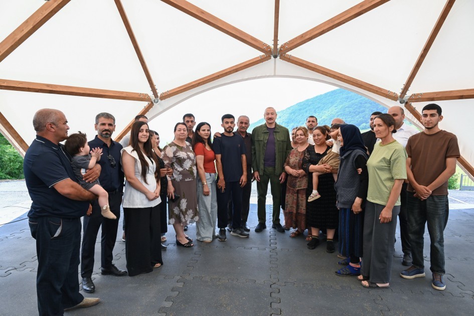 Prezident İlham Əliyev Şuşanın Kiçik Qaladərəsi kəndində görülən işlərlə tanış olub və kəndə qayıdan sakinlərlə görüşüb - FOTO 