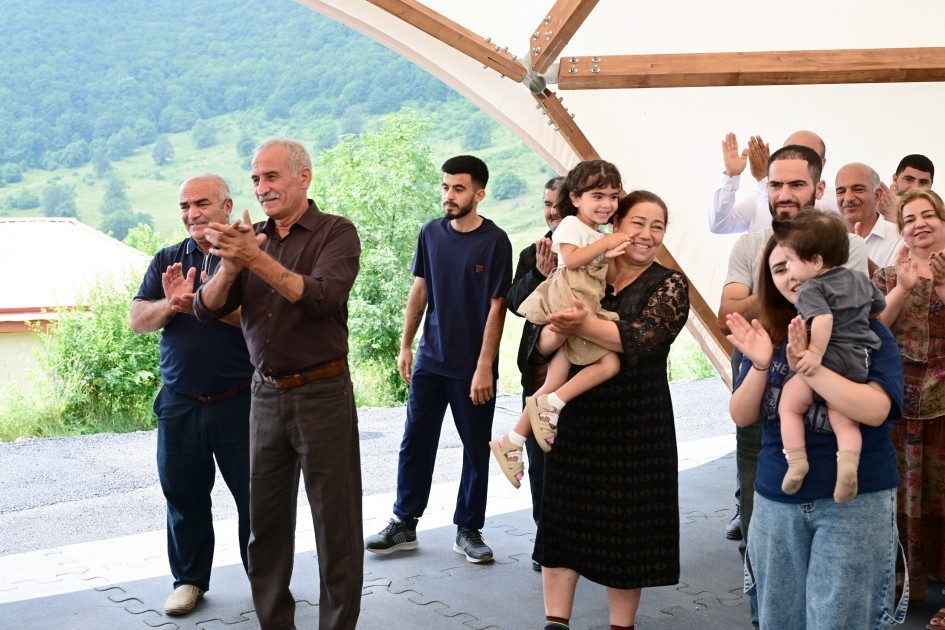 Prezident İlham Əliyev Şuşanın Kiçik Qaladərəsi kəndində görülən işlərlə tanış olub və kəndə qayıdan sakinlərlə görüşüb - FOTO 