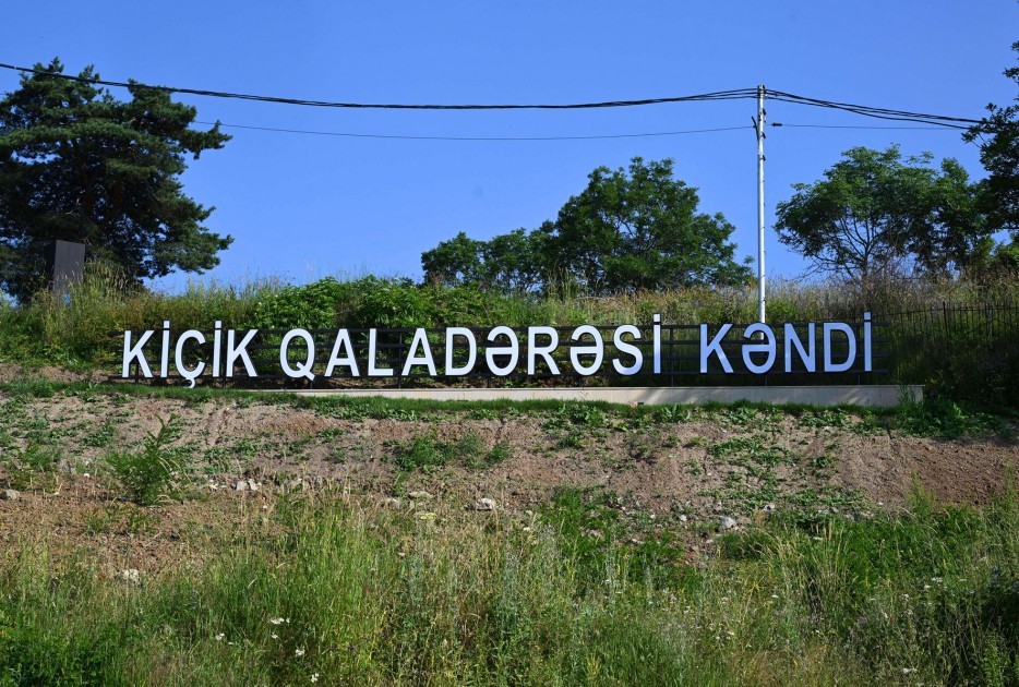 Prezident İlham Əliyev Şuşanın Kiçik Qaladərəsi kəndində görülən işlərlə tanış olub və kəndə qayıdan sakinlərlə görüşüb - FOTO 