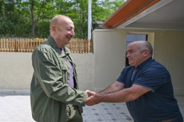 Prezident İlham Əliyev Şuşanın Kiçik Qaladərəsi kəndində görülən işlərlə tanış olub və kəndə qayıdan sakinlərlə görüşüb - FOTO 