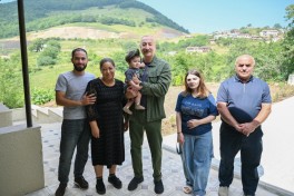 Prezident İlham Əliyev Şuşanın Kiçik Qaladərəsi kəndində görülən işlərlə tanış olub və kəndə qayıdan sakinlərlə görüşüb - FOTO 