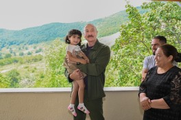 Prezident İlham Əliyev Şuşanın Kiçik Qaladərəsi kəndində görülən işlərlə tanış olub və kəndə qayıdan sakinlərlə görüşüb - FOTO 