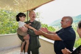 Prezident İlham Əliyev Şuşanın Kiçik Qaladərəsi kəndində görülən işlərlə tanış olub və kəndə qayıdan sakinlərlə görüşüb - FOTO 