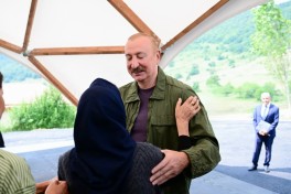 Prezident İlham Əliyev Şuşanın Kiçik Qaladərəsi kəndində görülən işlərlə tanış olub və kəndə qayıdan sakinlərlə görüşüb - FOTO 