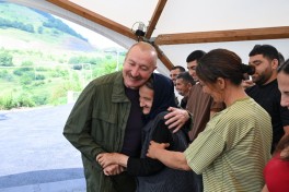 Prezident İlham Əliyev Şuşanın Kiçik Qaladərəsi kəndində görülən işlərlə tanış olub və kəndə qayıdan sakinlərlə görüşüb - FOTO 