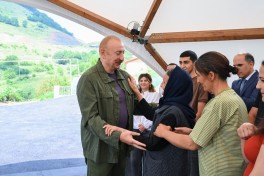 Prezident İlham Əliyev Şuşanın Kiçik Qaladərəsi kəndində görülən işlərlə tanış olub və kəndə qayıdan sakinlərlə görüşüb - FOTO 