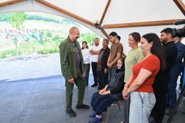 Prezident İlham Əliyev Şuşanın Kiçik Qaladərəsi kəndində görülən işlərlə tanış olub və kəndə qayıdan sakinlərlə görüşüb - FOTO 
