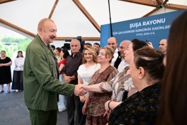 Prezident İlham Əliyev Şuşanın Kiçik Qaladərəsi kəndində görülən işlərlə tanış olub və kəndə qayıdan sakinlərlə görüşüb - FOTO 
