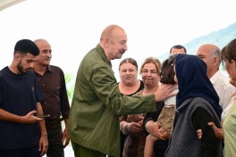 Prezident İlham Əliyev Şuşanın Kiçik Qaladərəsi kəndində görülən işlərlə tanış olub və kəndə qayıdan sakinlərlə görüşüb - FOTO 