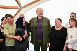 Prezident İlham Əliyev Şuşanın Kiçik Qaladərəsi kəndində görülən işlərlə tanış olub və kəndə qayıdan sakinlərlə görüşüb - FOTO 