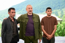 Prezident İlham Əliyev Şuşanın Kiçik Qaladərəsi kəndində görülən işlərlə tanış olub və kəndə qayıdan sakinlərlə görüşüb - FOTO 