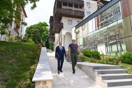 Prezident Şuşanın Qarabağ küçəsində həyata keçirilmiş işlərlə tanış olub