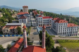 Prezident Şuşanın Qarabağ küçəsində həyata keçirilmiş işlərlə tanış olub