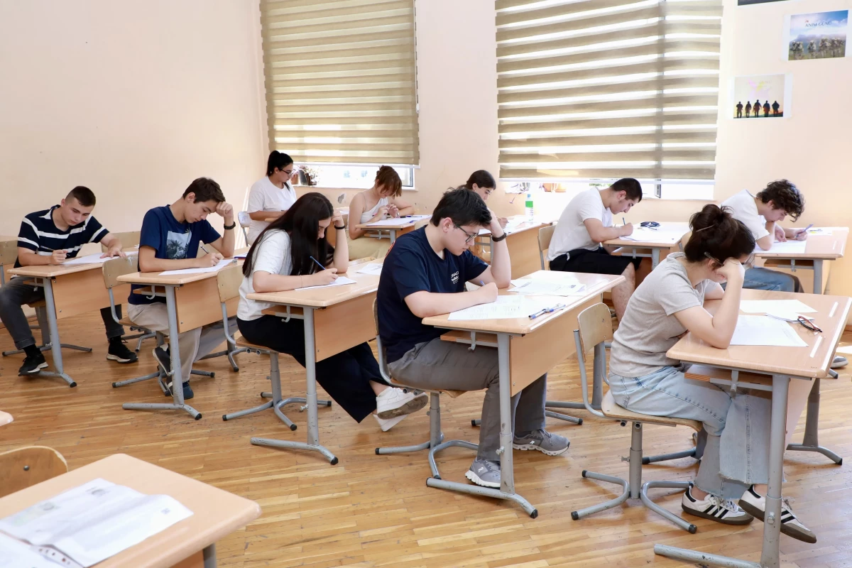 Bu gün keçirilən imtahanlarda 12 nəfərdə telefon aşkarlanıb və imtahandan kənarlaşdırılıb