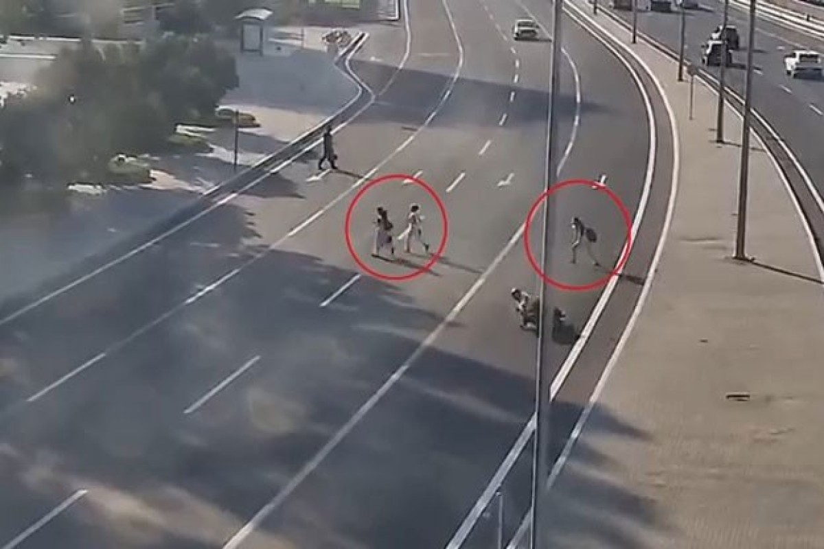 Bakıda piyadaları vurmamaq üçün manevr edən motosiklet sürücüsü xəsarət alıb - <span class="red_color">VİDEO