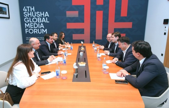 Hikmət Hacıyev IV Şuşa Qlobal Media Forumunda Suriya, Qazaxıstan və Özbəkistan nümayəndələri ilə görüşüb